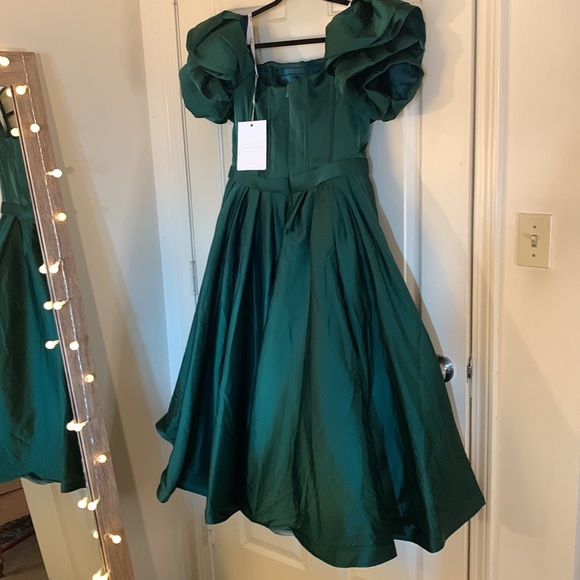 MAC DUGGAL
Emerald Off The Shoulder Tea Length Dress - Picture 11 of 16